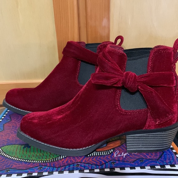 Justin 6” Burgundy Velvet Bow Boots - Picture 4 of 7